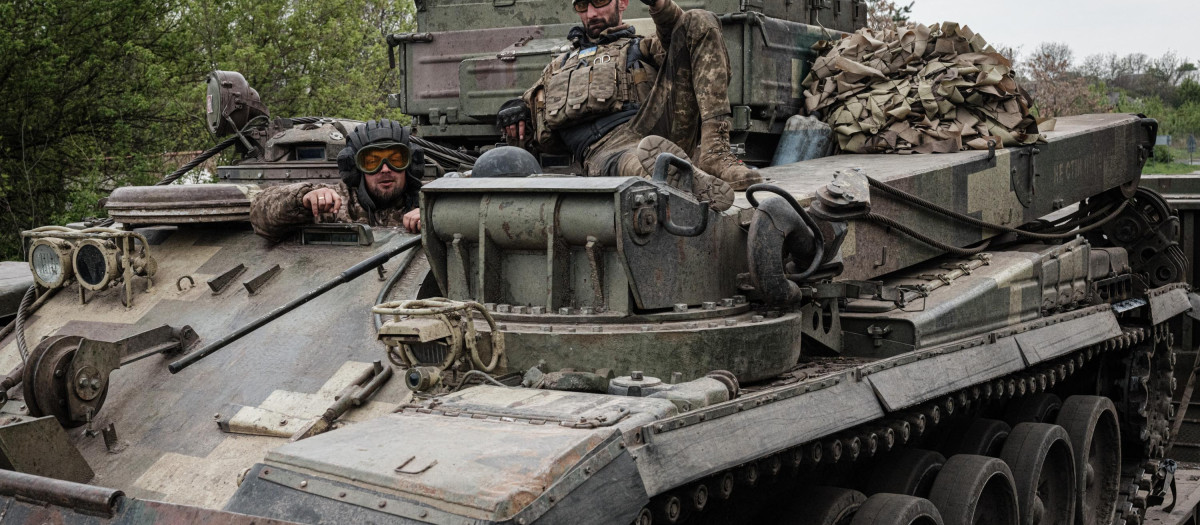Soldados ucranianos a bordo de un tanque