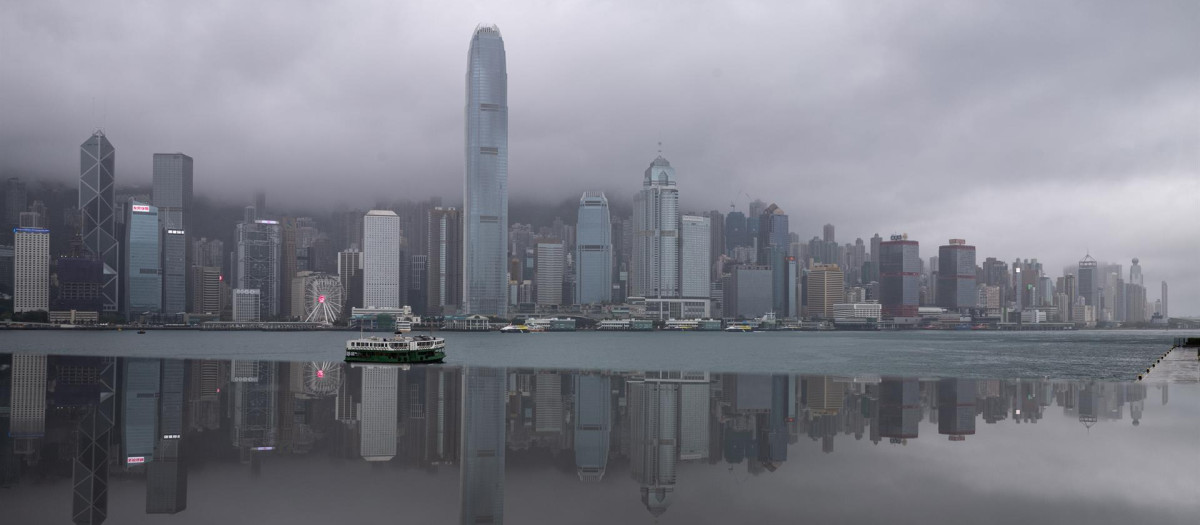 Las nubes de lluvia se rondan este miércoles sobre el horizonte de la isla de Hong Kong en China. El Observatorio de Hong Kong ha pronosticado que los chubascos y las tormentas asociadas a una activa vaguada de bajas presiones afectarán a la ciudad durante el resto de la semana