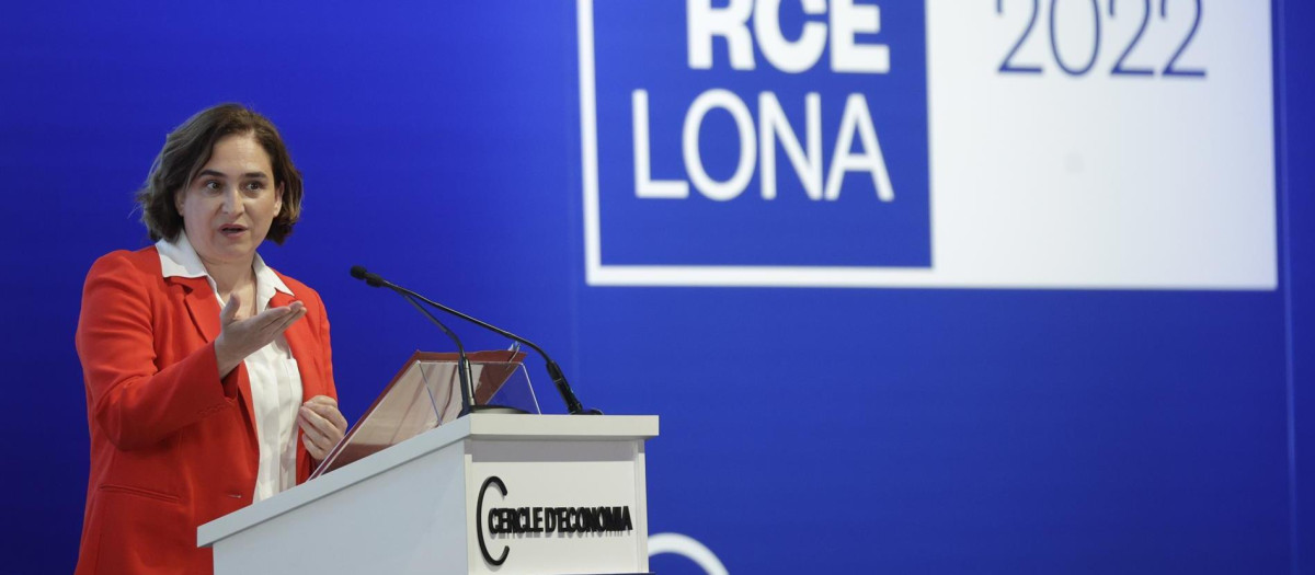 La alcaldesa de Barcelona, Ada Colau interviene durante la jornada de inauguración de la XXXVII Reunión del Cercle d'Economia