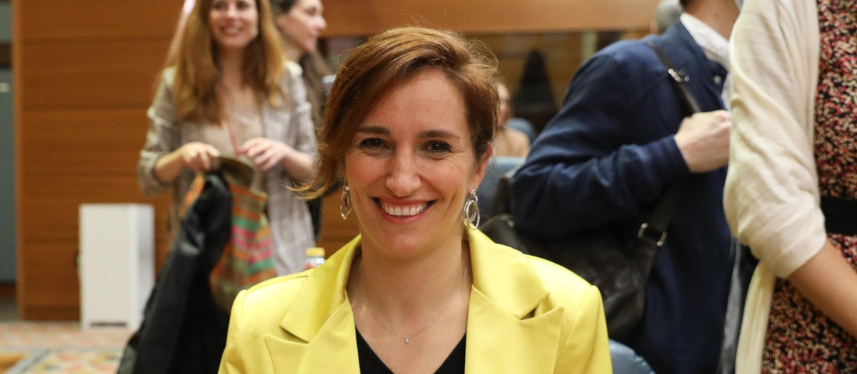 La portavoz de Más Madrid en la Asamblea de Madrid, Mónica García, posa en una sesión plenaria en la Asamblea de Madrid