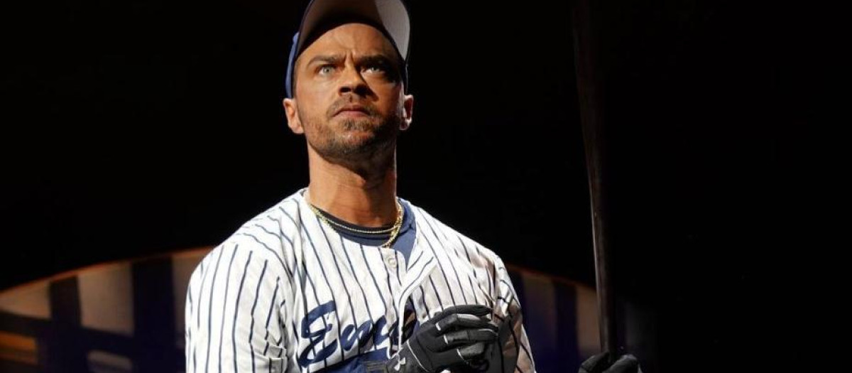El actor Jesse Williams en la obra 'Take Me Out'