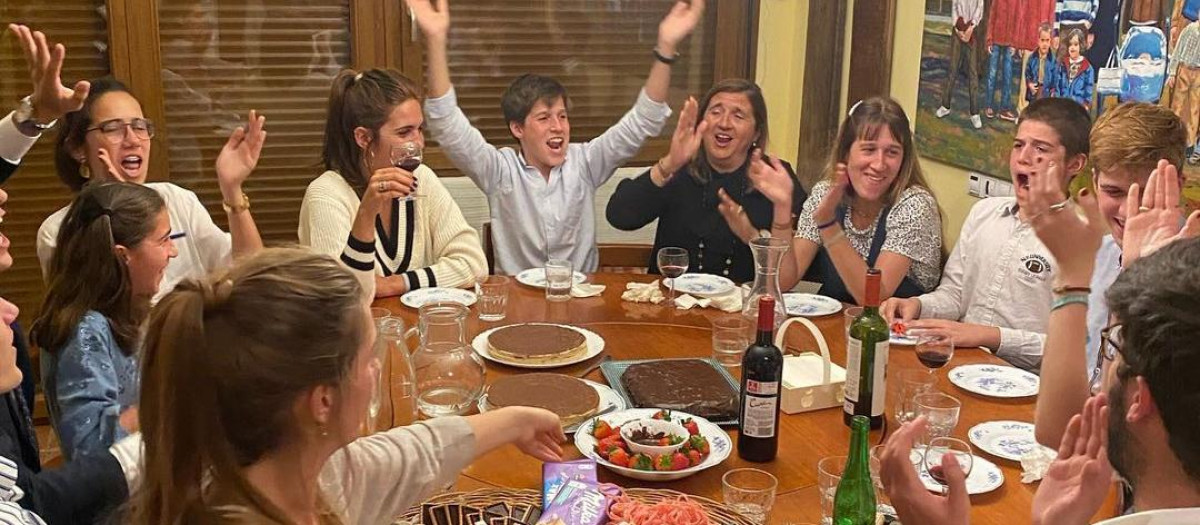 La familia Postigo-Pich en la mesa del comedor de su casa