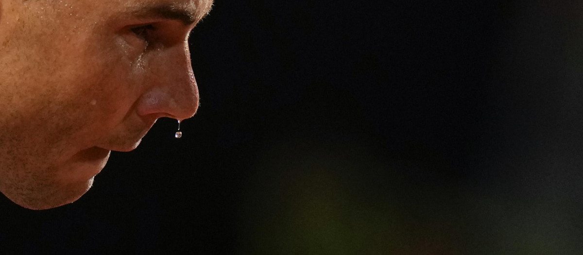 Rafa Nadal suda en un momento del partido contra Denis Shapovalov, en el Abierto de Roma, el 12 de mayo