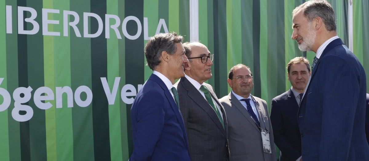 Don Felipe conversa con los presidentes de Ibredrola y Fertiberia, con el alcalde de Puertollano y con el delegado del Gobierno en Castilla-La Mancha, a su llegada a la Planta