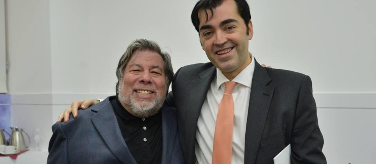 El experto en virus Carlos Jiménez con el cofundador de Apple, Steve Wozniak.