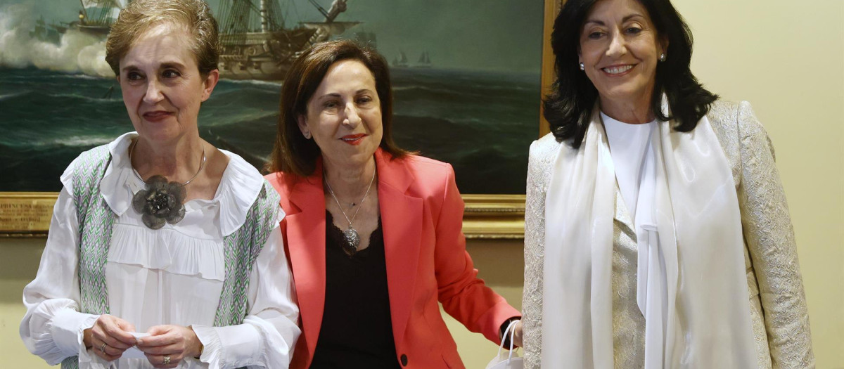 La ministra Robles se esforzó por escenificar el cambio en la dirección del CNI como algo amable