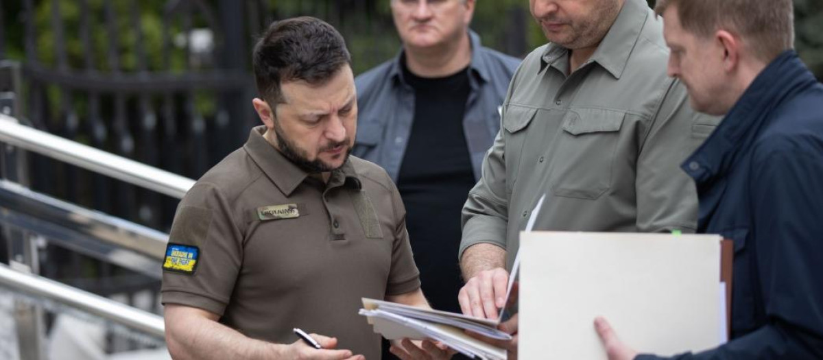 Zelenski junto a la delegación del senado de EE.UU., el sábado, en Kiev