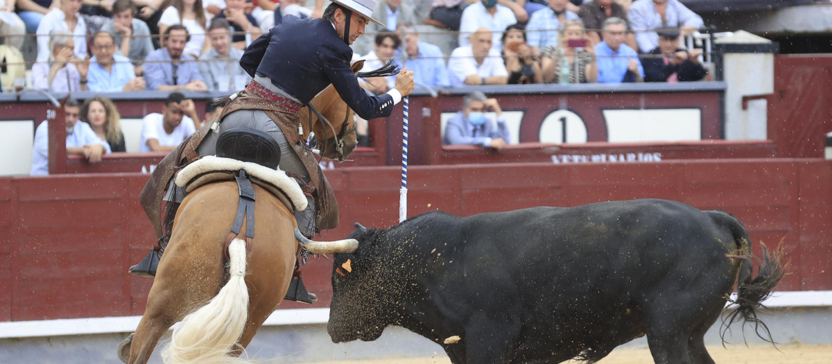 El rejoneador Sergio Galán, durante la corrida de rejones que se celebró este sábado en la Plaza de Toros de Las Ventas, en Madrid