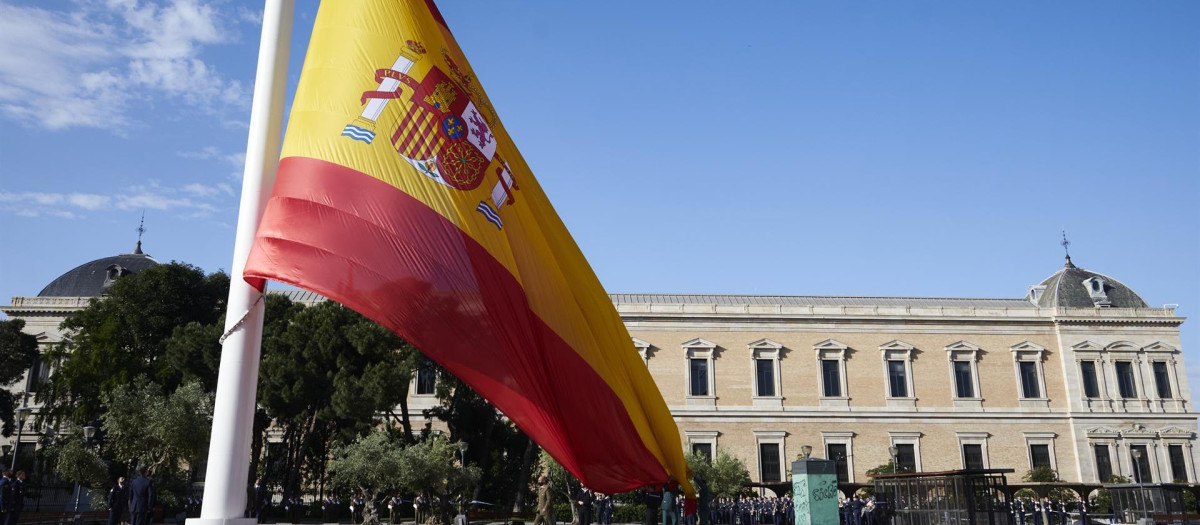 El izado de la bandera ha estado presidido por el Jefe del Estado Mayor de la Defensa, Teodoro López Calderón, y el alcalde de Madrid, Martínez-Almeida