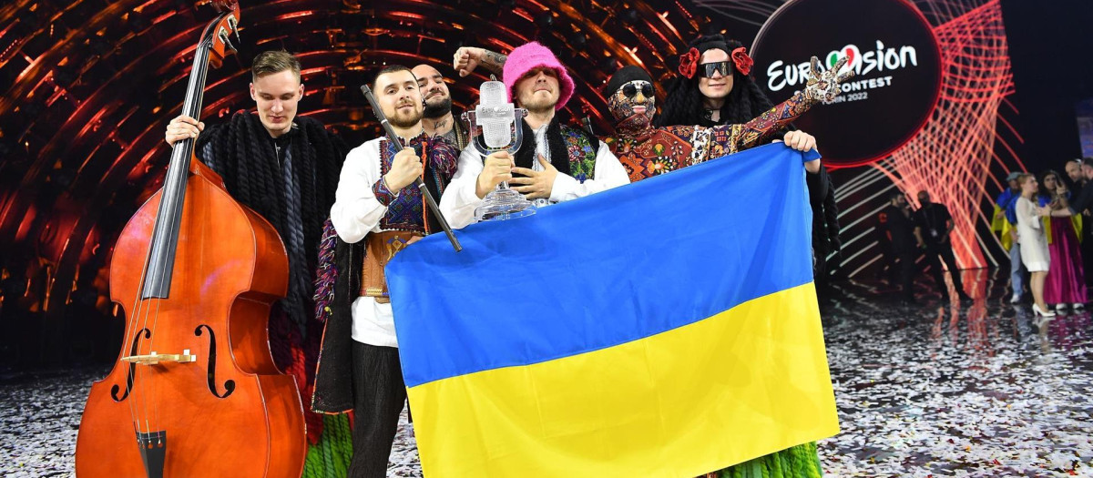 La Orquesta Kalush de Ucrania celebra su victoria en el Festival de la Canción de Eurovisión en Turín