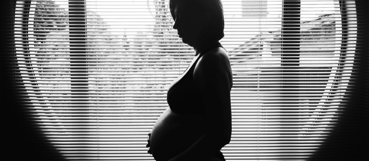 Una mujer embarazada