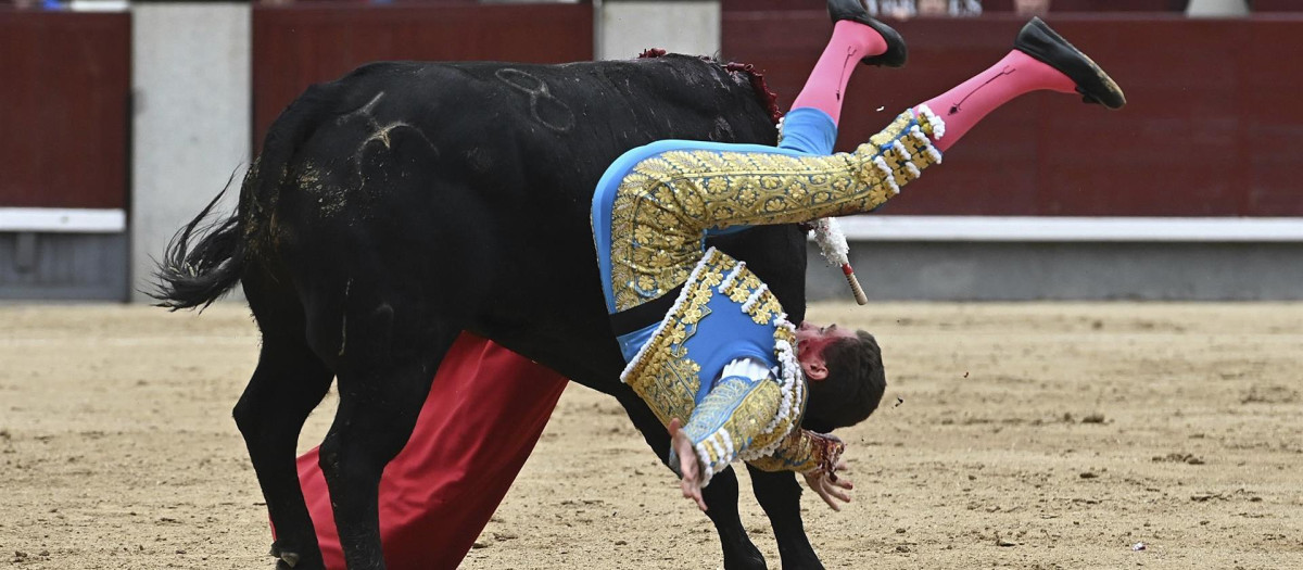 Ginés Marín en el momento de ser herido por su primer toro