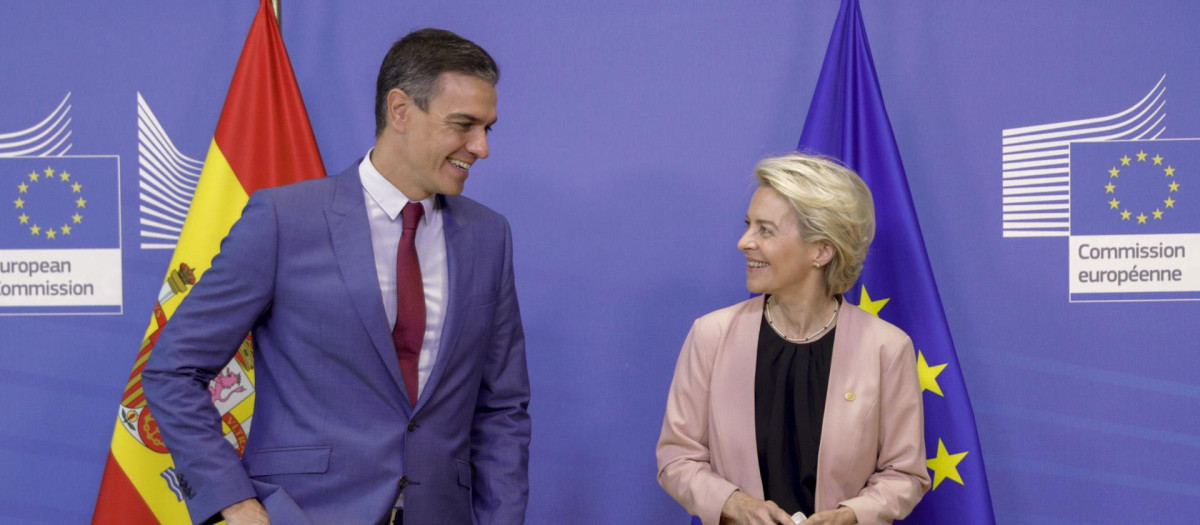 Pedro Sánchez junto a la presidenta de la Comisión Europea, Von der Leyen