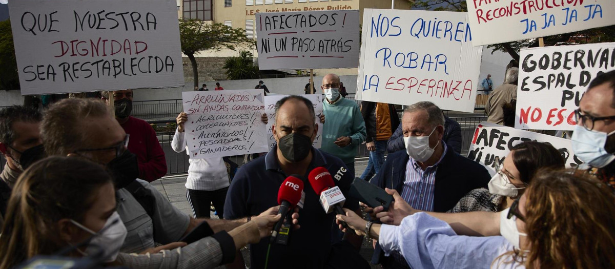 El presidente de la asociación social Volcán Cumbre Vieja, Juan Vicente Rodríguez Leal, junto a los afectados