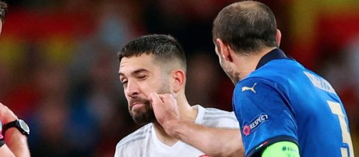 Chiellini bromea con Alba en el sorteo de los penaltis en la Eurocopa de 2020
