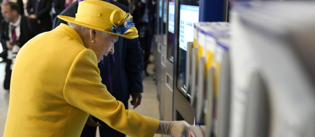 La Reina Isabel II utiliza una máquina expendedora de billetes del metro de Londres