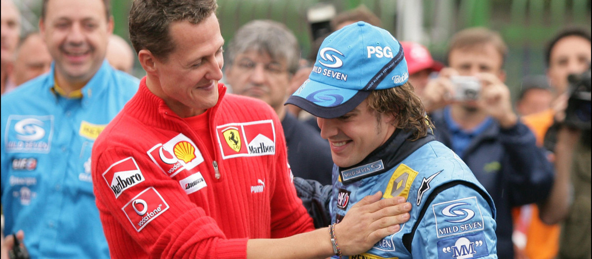Michael Schumacher saluda a Fernando Alonso durante el Gran Premio de Brasil de 2005