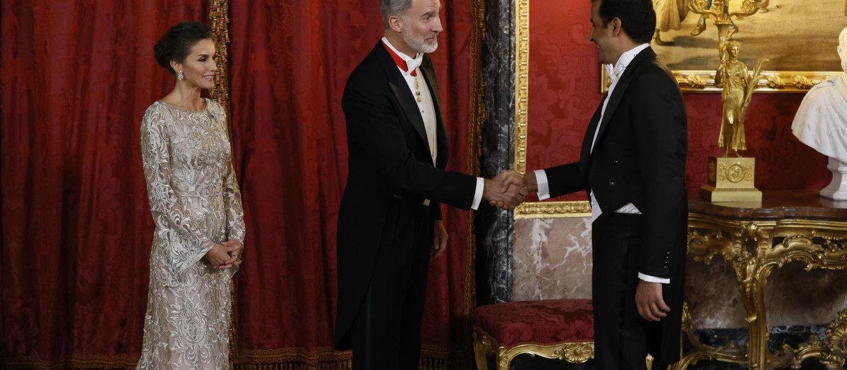 El rey Felipe VI (C) saluda al emir de Qatar, Tamim bin Hamad Al Thani (d), acompañado por la reina Letizia (i), antes de la cena de gala que los monarcas españoles ofrecen al mandatario qatarí