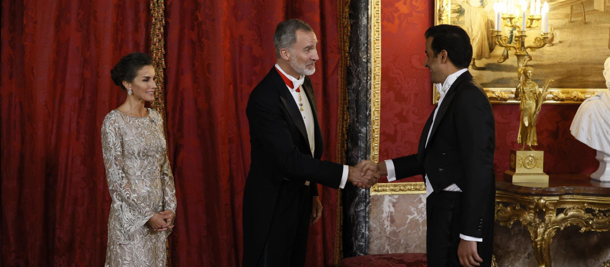 El rey Felipe VI (C) saluda al emir de Qatar, Tamim bin Hamad Al Thani (d), acompañado por la reina Letizia (i), antes de la cena de gala que los monarcas españoles ofrecen al mandatario qatarí