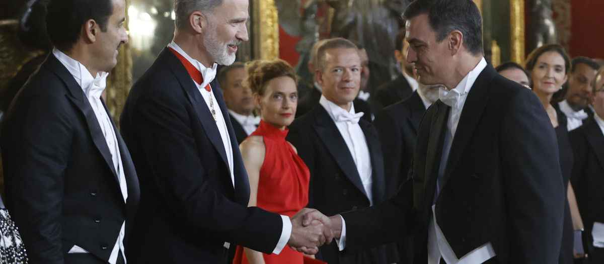 Felipe VI saluda a Pedro Sánchez acompañado por el emir de Catar