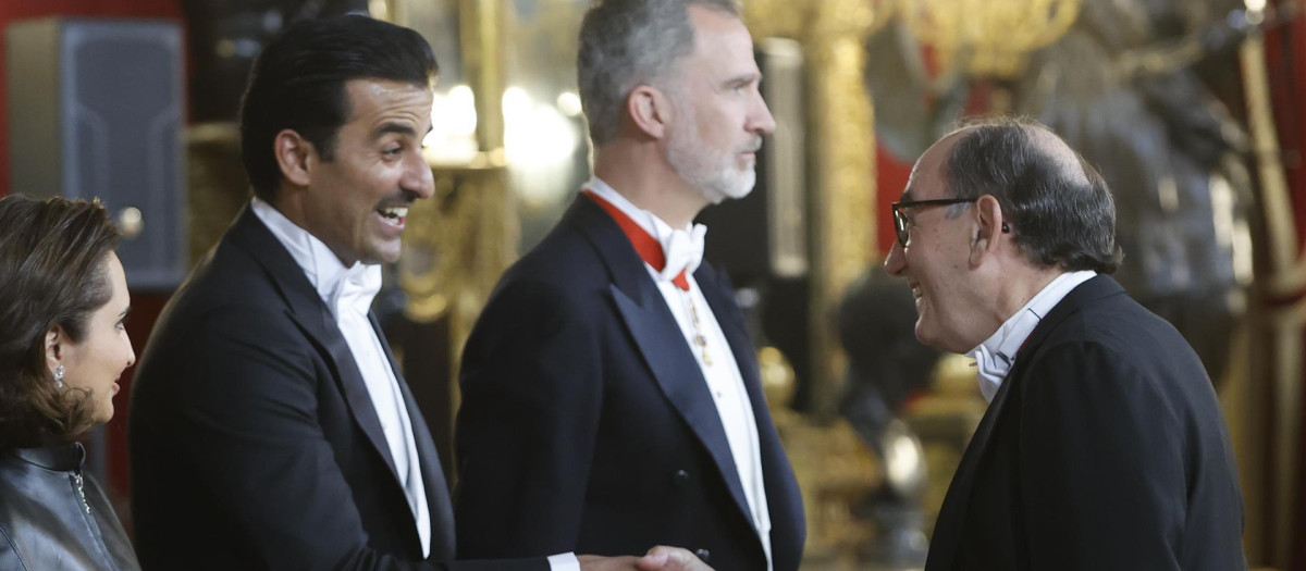 El emir de Qatar Tamim bin Hamad Al Thani, saluda al presidente de Iberdrola Ignacio Galán