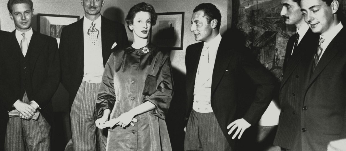 Giovanni Agnelli, el cuarto empezando por la izquierda, de la compañía de automóviles FIAT, con su esposa, Marella Caracciolo, el día de su boda en Turín, Italia, el 19 de noviembre de 1953