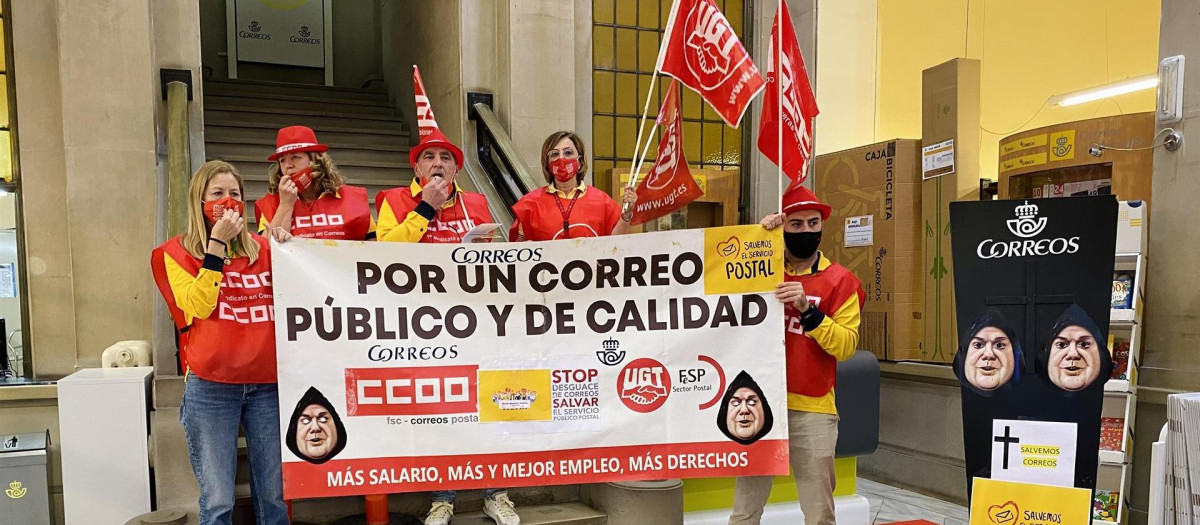 Encierro en la oficina de Correos de Santander de delegados de CCOO y UGT.