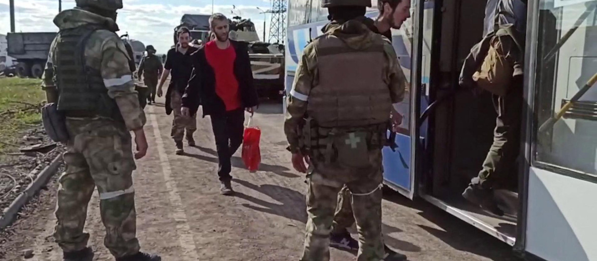 Soldados ucranianos de Azovtal son trasladados por el ejército ruso tras su rendición