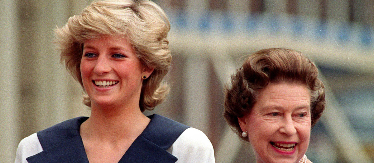** FILE ** Diana, Princess of Wales, left, and Britain's Queen Elizabeth II smile to well-wishers outside Clarence House in London, August 4, 1987. The crowd wanted to wish Elizabeth, the Queen Mother, a happy 87th birthday. Ten years ago - Diana, Princess of Wales, was killed in a car crash in Paris with her friend, Dodi Fayed, on August 31, 1997. (AP Photo/Martin Cleaver) * zu unserem KORR. **