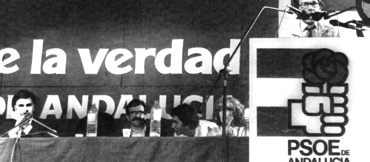 Alfonso Guerra habla en el cierre de campaña del PSOE en las primeras elecciones en Andalucía