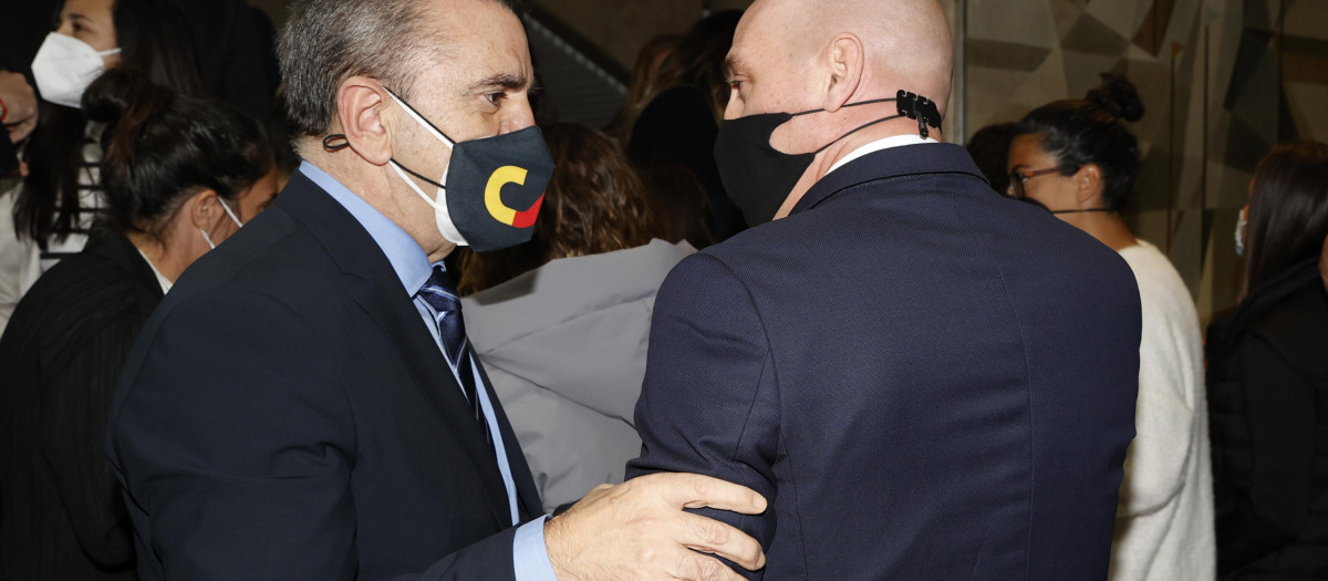 El presidente del CSD, José Manuel Franco, y el presidente de la RFEF, Luis Rubiales, se saludan en un acto
