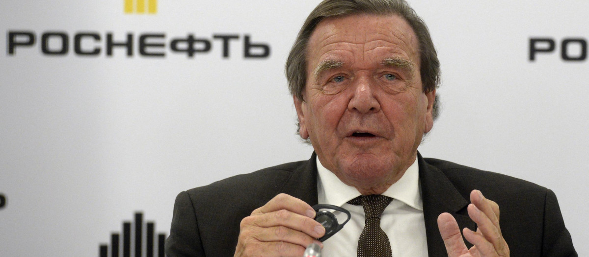El excanciller alemán Gerhard Schroeder en en San Petersburgo, Rusia.
