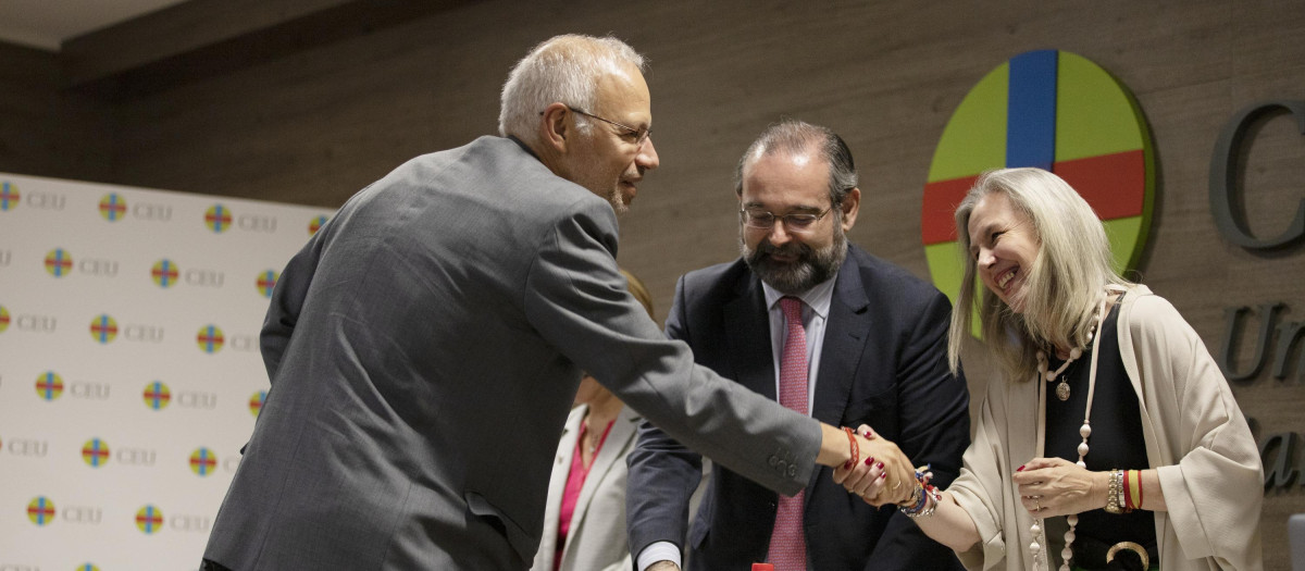 El presidente del Colegio de Médicos de Madrid, Manuel Martínez-Sellés, recibiendo su premio por la vida de Alfonso Bullón de Mendoza y Carmen Fernández de la Cigoña, directora del Instituto de la Familia