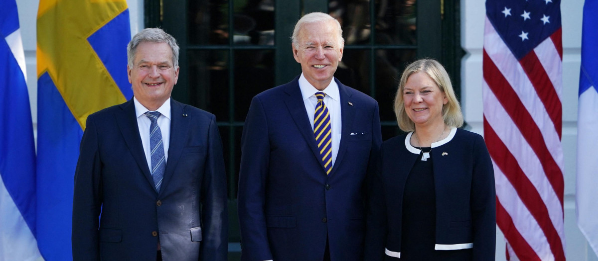 El presidente de EE.UU., Joe Biden (c) recibió al presidente finlandés, Sauli Niinisto (izq.), y a la primera ministra sueca, Magdalena Andersson, en la Casa Blanca