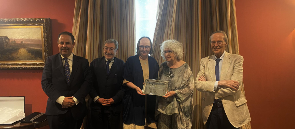 La catedrática Teresa Feixes, en el momento de recibir el galardón