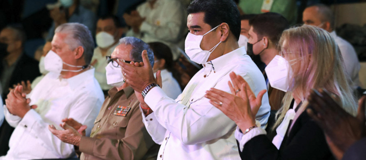 De izquierda a Derecha: Miguel Díaz-Canel, Raúl Castro, Nicolás Maduro y su esposa Cecilia Flores en La Habana