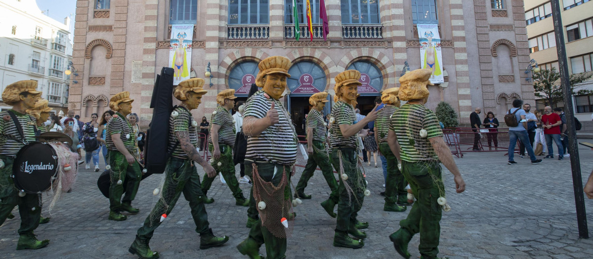 El Teatro Falla acoge a las 62 agrupaciones perteneciente al concurso del Carnaval de de Cádiz 2022