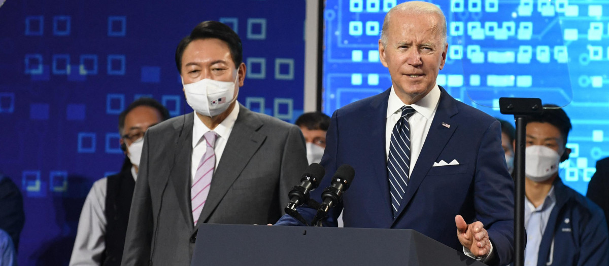 El presidente de EE.UU., Joe Biden junto a su homólogo de Corea del Sur, Yoon Suk-youl (izq.), durante su visita a una planta de Samsung
