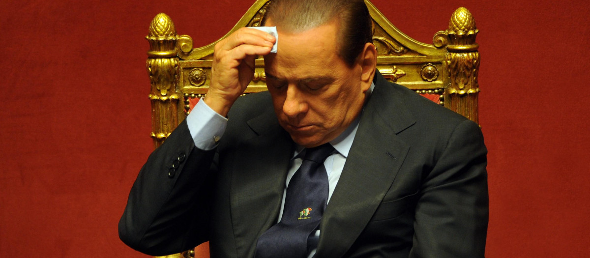 Silvio Berlusconi, antiguo primer ministro italiano, limpiándose el sudor