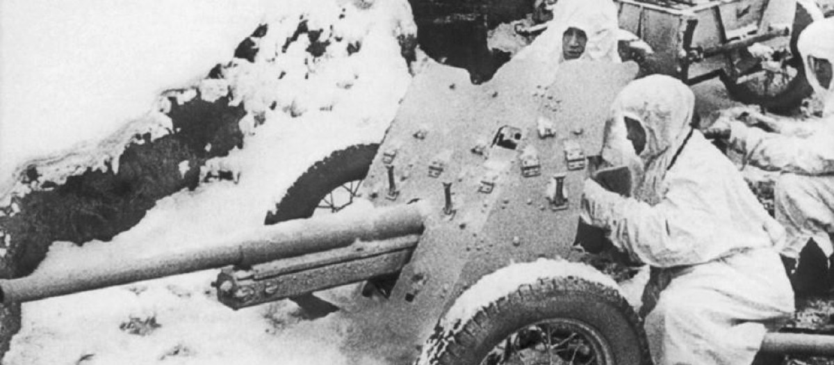 Soldados soviéticos con camuflaje invernal operando con un cañón antitanque M-37 de 45 mm (diciembre)