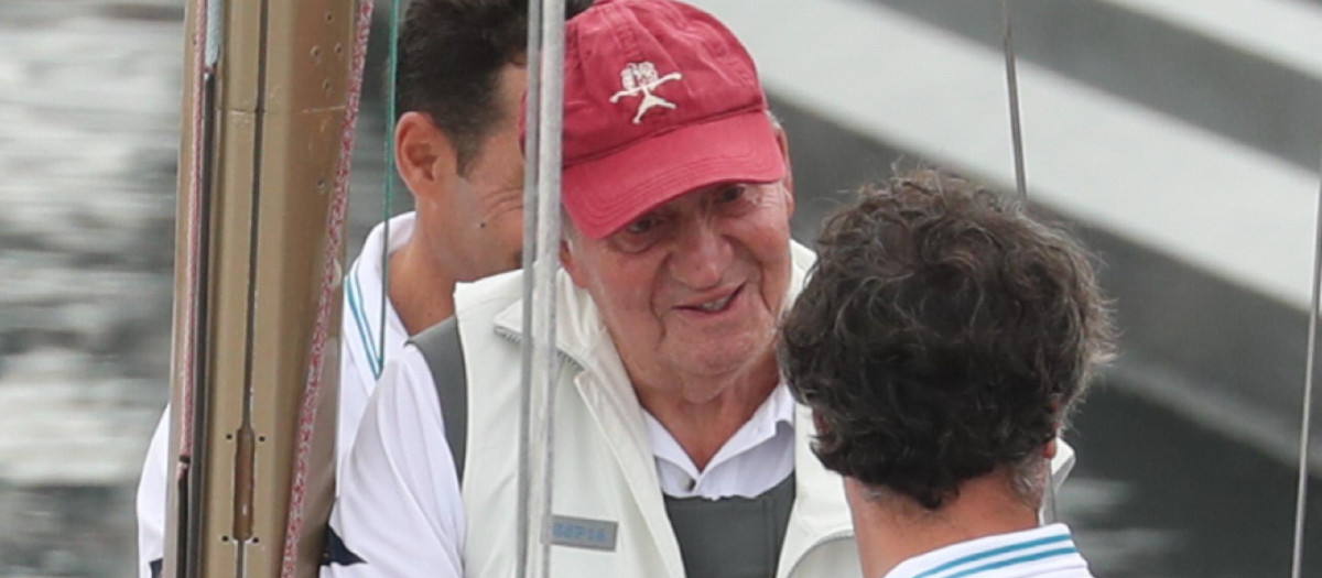 Don Juan Carlos, abordo del Bribón, esta mañana en el Real Club Náutico de Sanxenxo