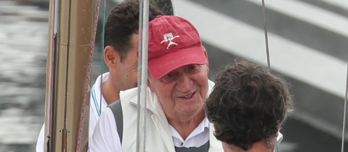 Don Juan Carlos, abordo del Bribón, esta mañana en el Real Club Náutico de Sanxenxo