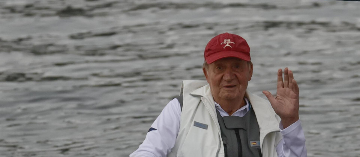 El Rey emérito Juan Carlos I a bordo del "Bribón", donde ha navegado este sábado a la espera de que las condiciones meteorologícas permitan competir en el trofeo InterRías de la clase 6m