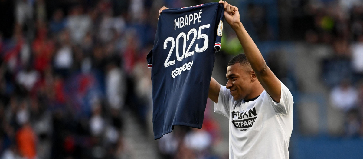 El delantero del PSG muestra la camiseta donde aparece el año 2025, año hasta el que ha renovado