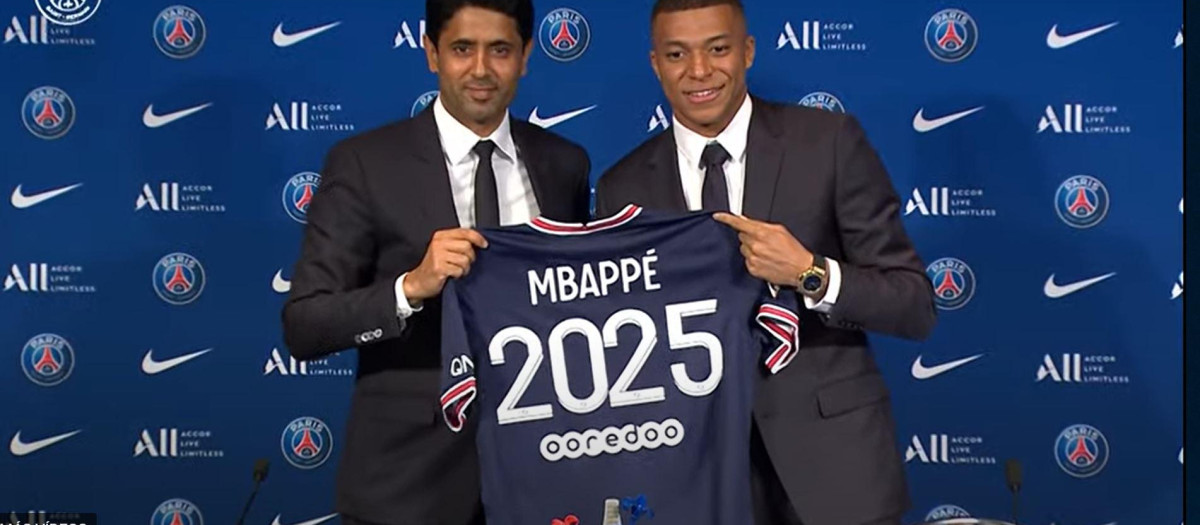 Mbappé con el presidente del club tras la rueda de prensa