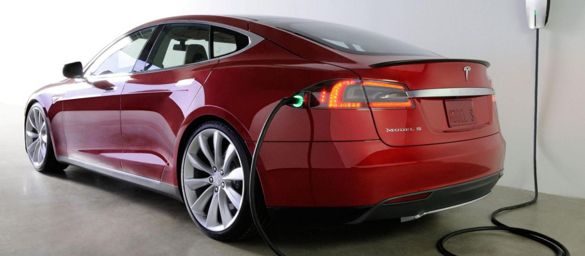 Un Tesla Model S en plena carga