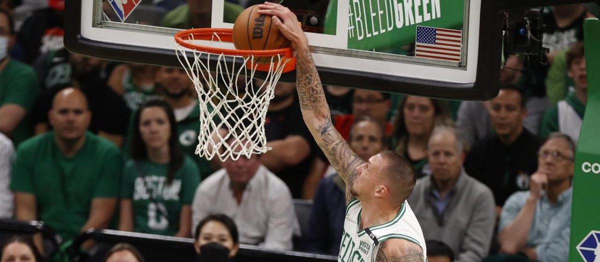 Mate de Daniel Theis en el cuarto partido de las finales de conferencia