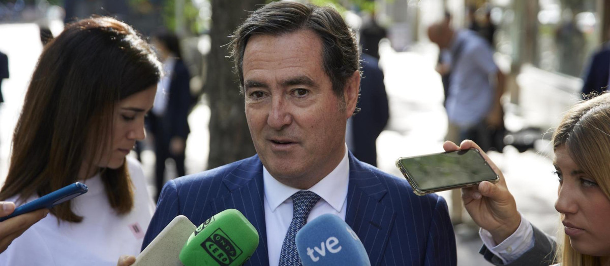 El presidente de la CEOE, Antonio Garamendi, responde a los medios