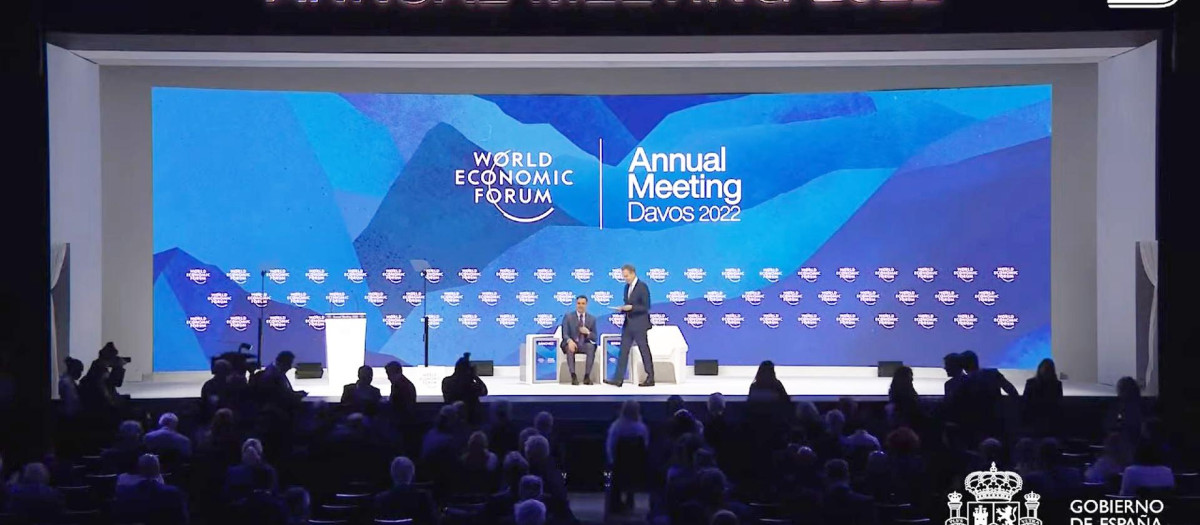Sánchez llega al auditorio de Davos con muchos asientos vacíos entre las primeras filas