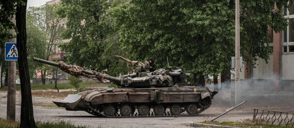 Un tanque circula por Severodonetsk